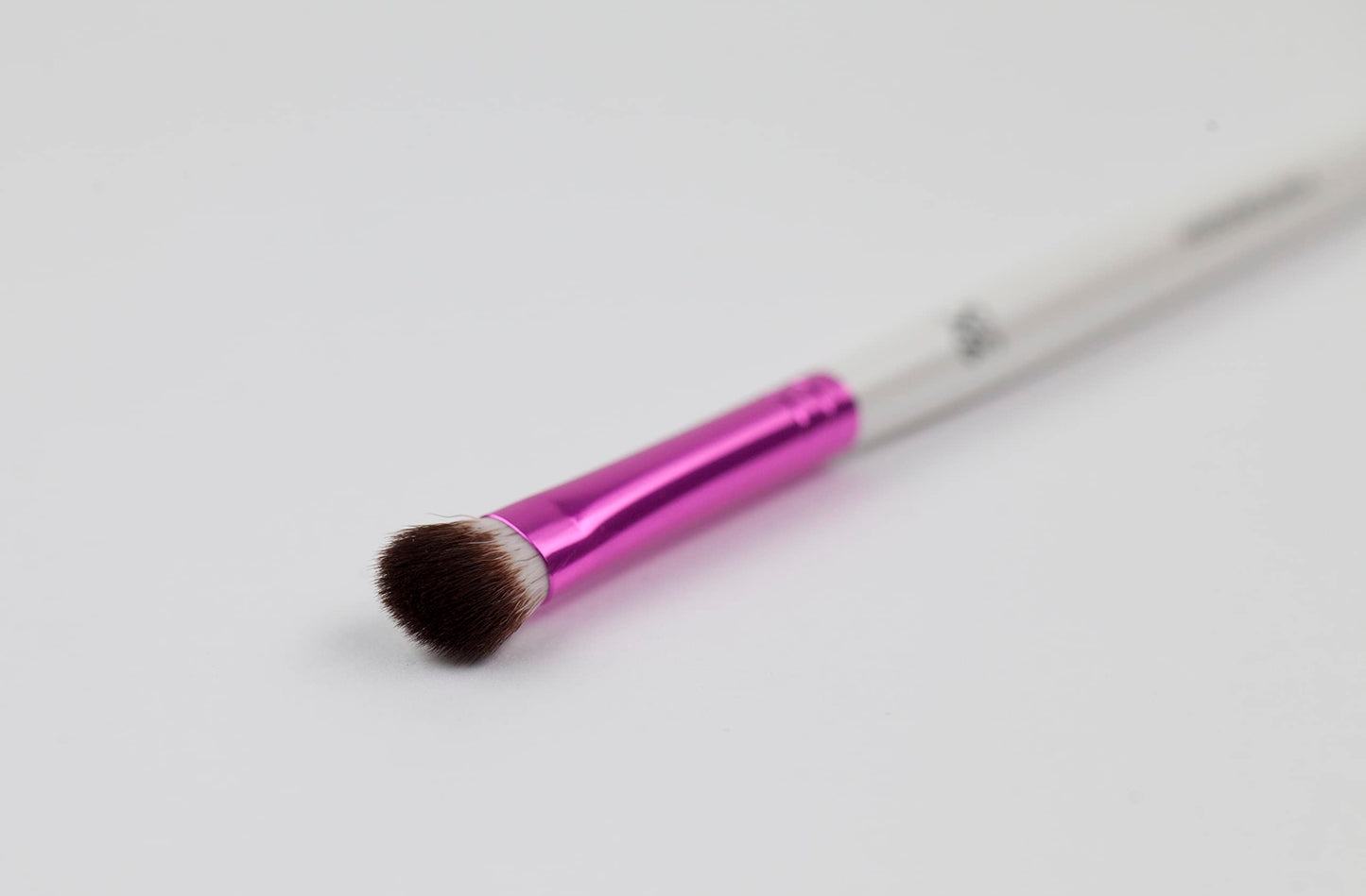 KISS Ruby Kisses Premium Small Eyeshadow Cosmetic Brush, Professional Quality Cruelty Free Make-Up Tool with Soft 100% Synthetic Bristles Beauty & Personal Care Ruby Kisses