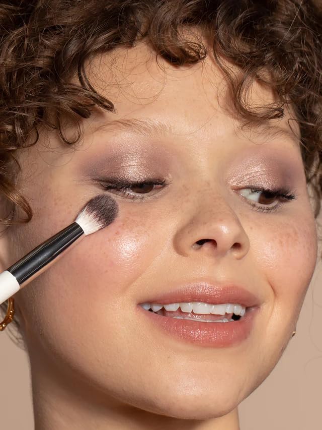 ILIA - Blending Brush | Eyeshadow + Highlighter Brush Made with FSC Certified Wood, Aluminum, + Soft, Vegan Bristles | Expertly Crafted | Non-Toxic Beauty & Personal Care ILIA