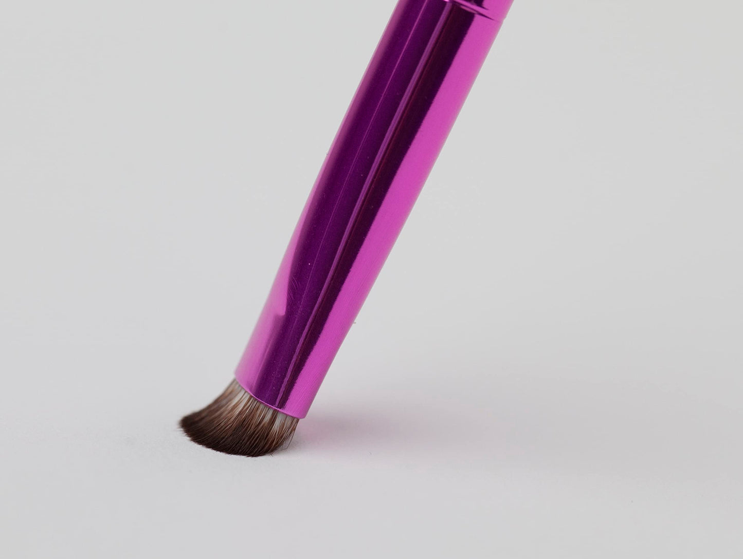 KISS Ruby Kisses Premium C Curve Eyeshadow Cosmetic Brush, Professional Quality Cruelty Free Make-Up Tool with Soft 100% Synthetic Bristles Beauty & Personal Care Ruby Kisses