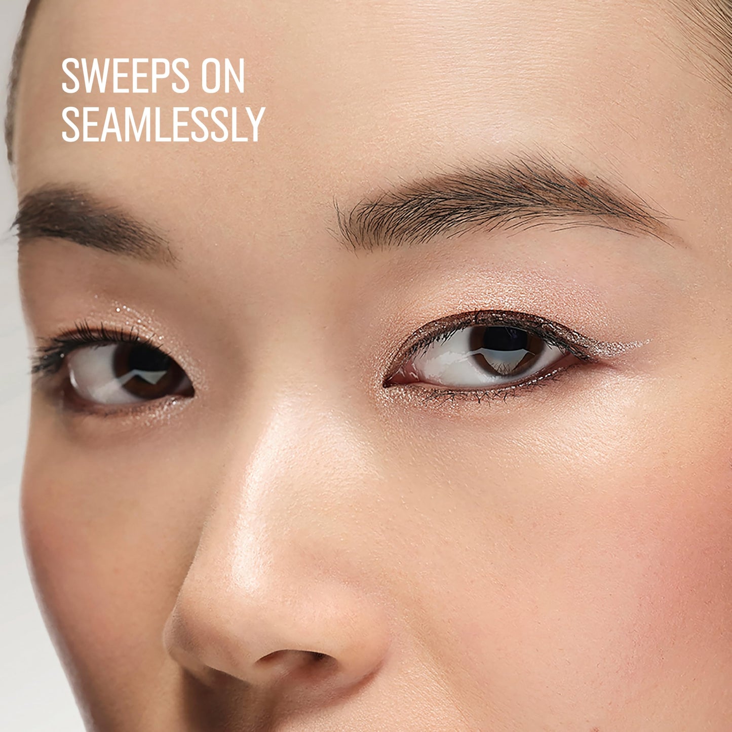 Bobbi Brown Eye Sweep Brush | All-Purpose Eyeshadow Makeup Brush for Blending & High-Impact Smokey Eyes Beauty & Personal Care Bobbi Brown