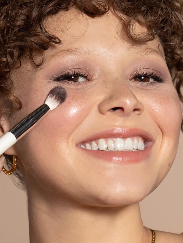 ILIA - Blending Brush | Eyeshadow + Highlighter Brush Made with FSC Certified Wood, Aluminum, + Soft, Vegan Bristles | Expertly Crafted | Non-Toxic Beauty & Personal Care ILIA