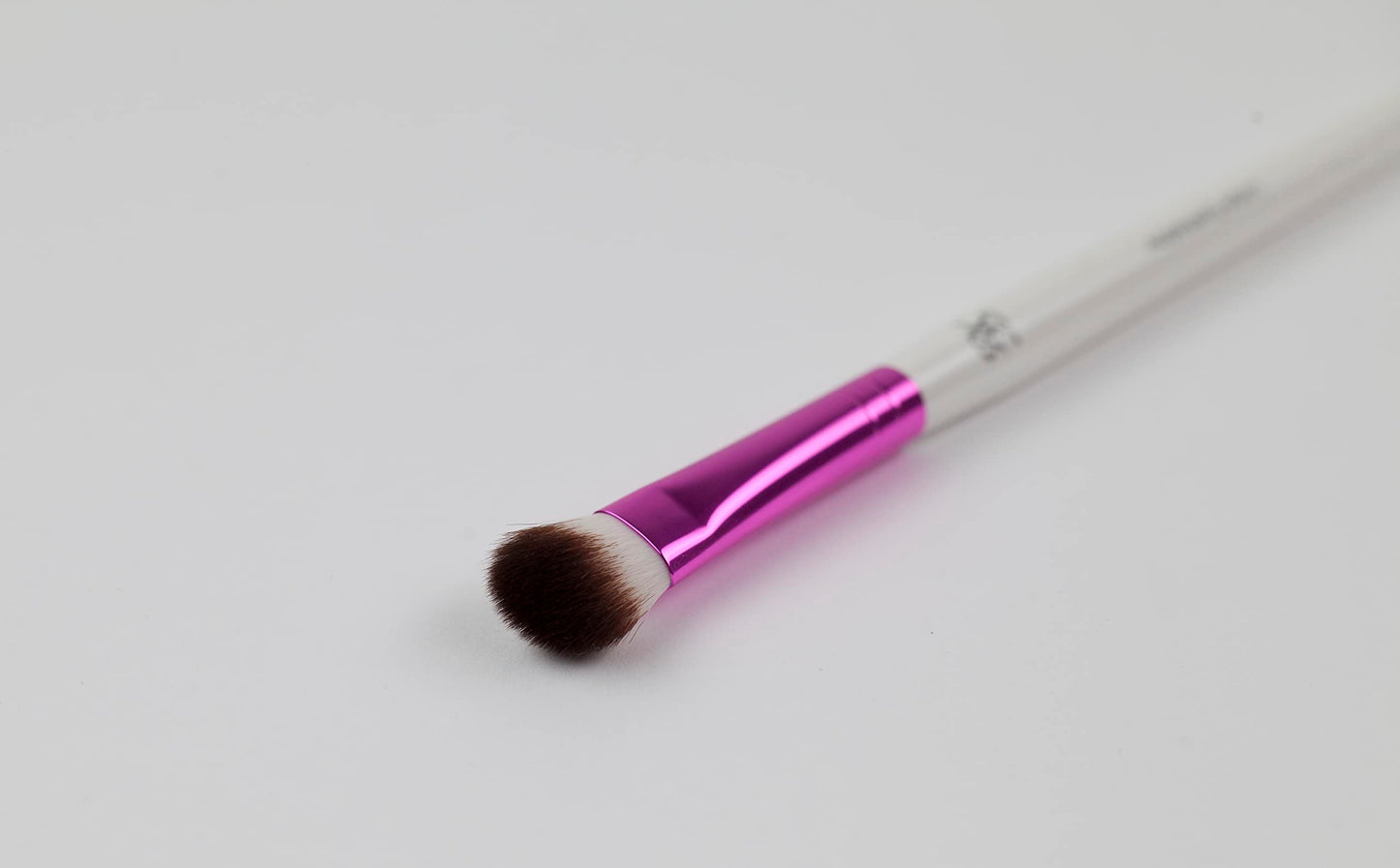 KISS Ruby Kisses Premium Large Eyeshadow Cosmetic Brush, Professional Quality Cruelty Free Make-Up Tool with Soft 100% Synthetic Bristles Beauty & Personal Care KISS