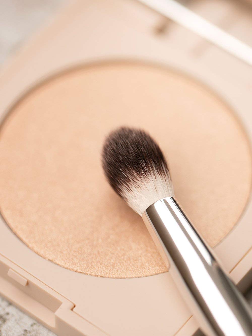 ILIA - Blending Brush | Eyeshadow + Highlighter Brush Made with FSC Certified Wood, Aluminum, + Soft, Vegan Bristles | Expertly Crafted | Non-Toxic Beauty & Personal Care ILIA