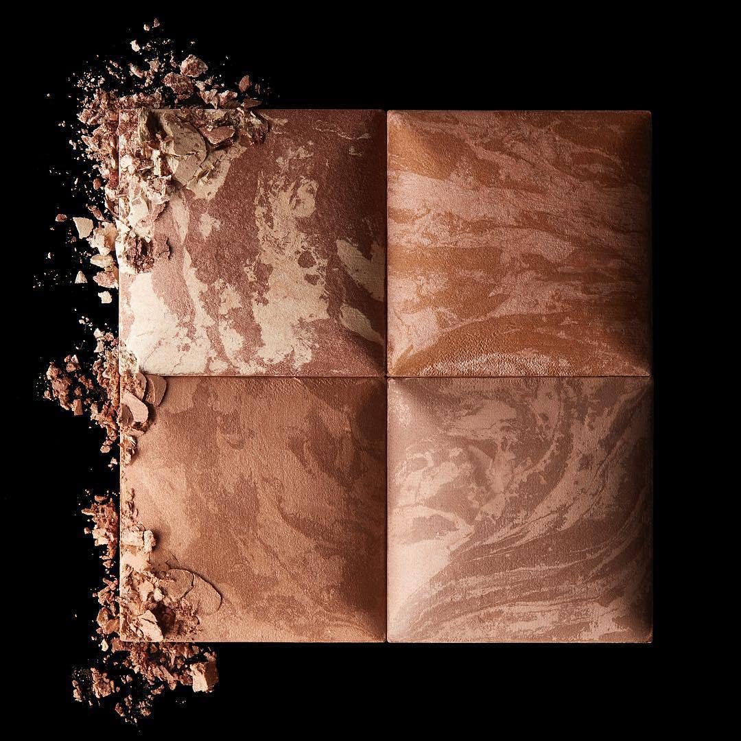 Hourglass Ambient Lighting Bronzer in Luminous Bronze Light. Highlighting Bronzer for a Natural Sun-Kissed Glow. Vegan and Cruelty-Free. Beauty & Personal Care HOURGLASS