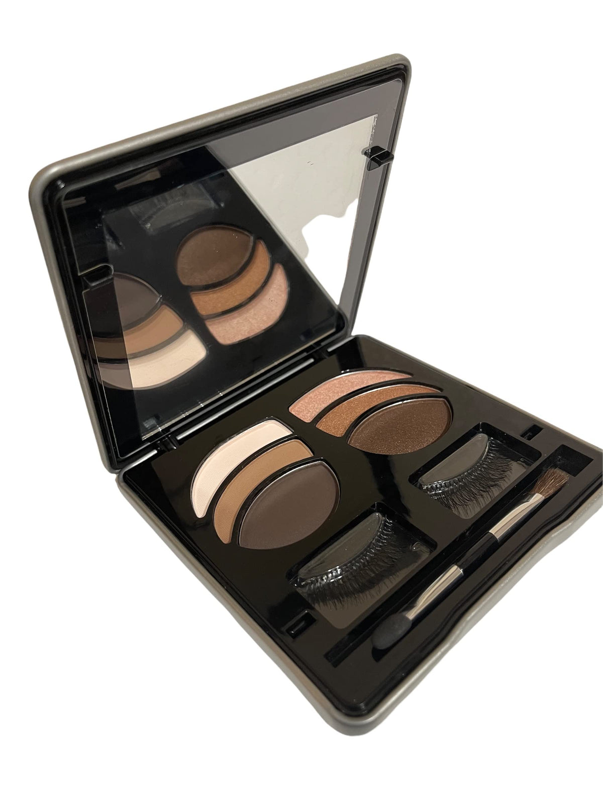 Makeover Essentials Lashing Out Girls Day out Eyeshadow &1 Pair Eyelash Beauty & Personal Care KNKA
