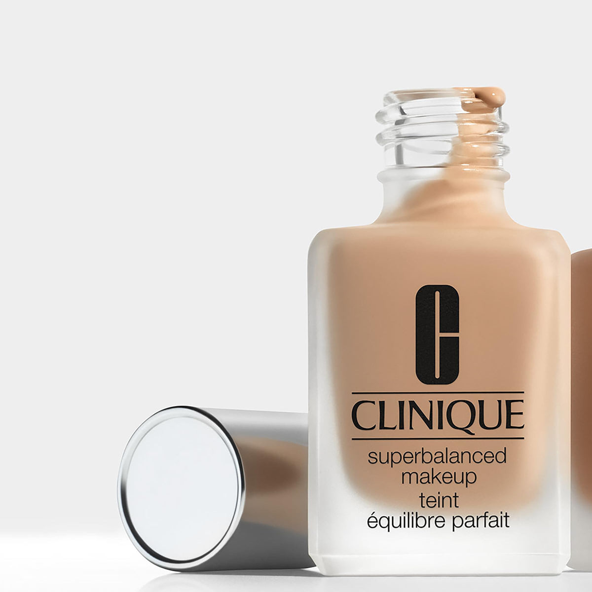 Clinique Superbalanced Oil Free Liquid Foundation Makeup For Dry to Oily Skin Types | Hydrating + Moisturizing | Moderate Coverage + Natural Finish Beauty & Personal Care Clinique