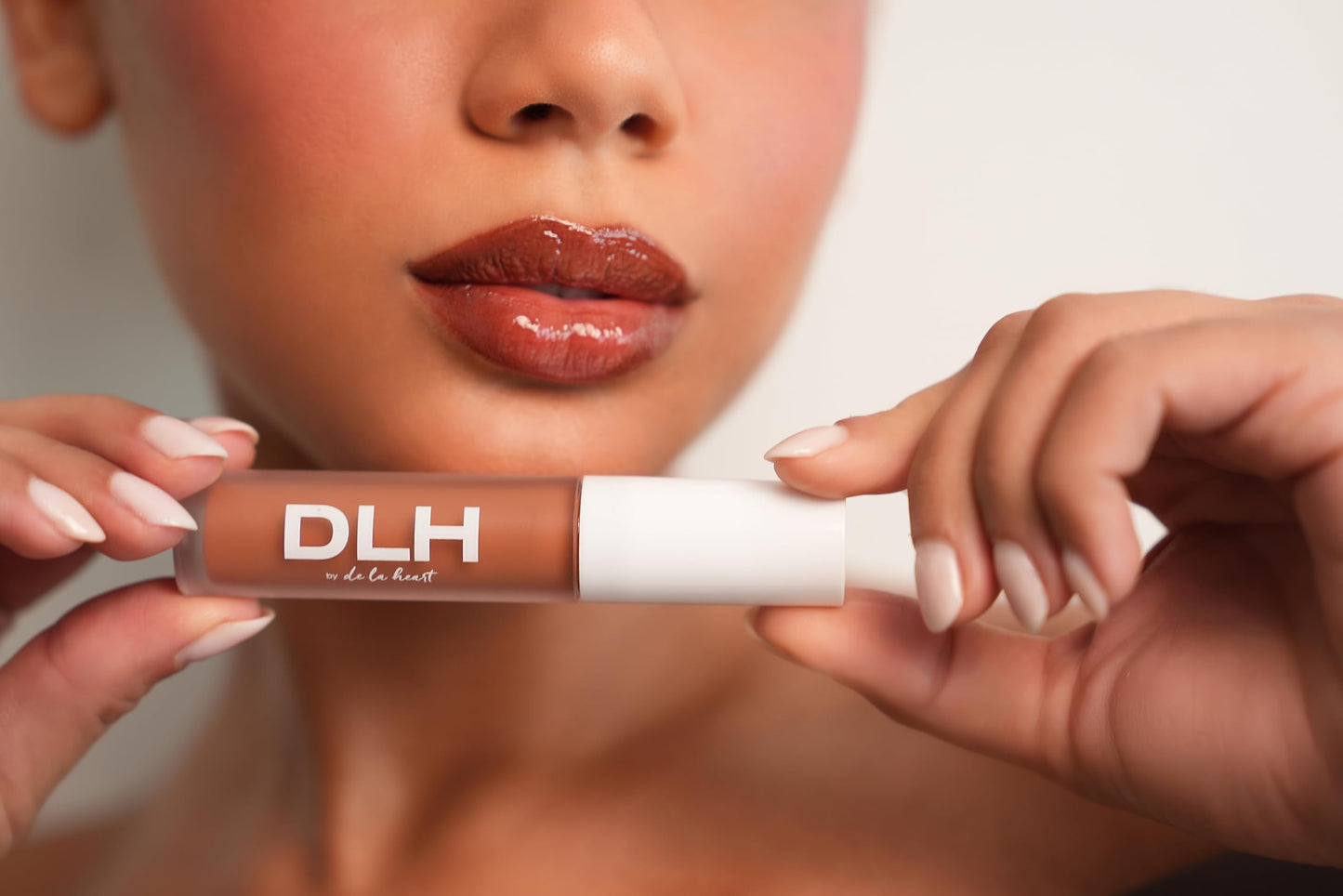 de la heart The Lip Oil Hybrid - Café Con Leche - Hydrating Tinted Lip Oil with Coffee Seed Extract, Avocado Oil & Hyaluronic Acid - Sheer Glossy Beauty and Personal Care de la heart