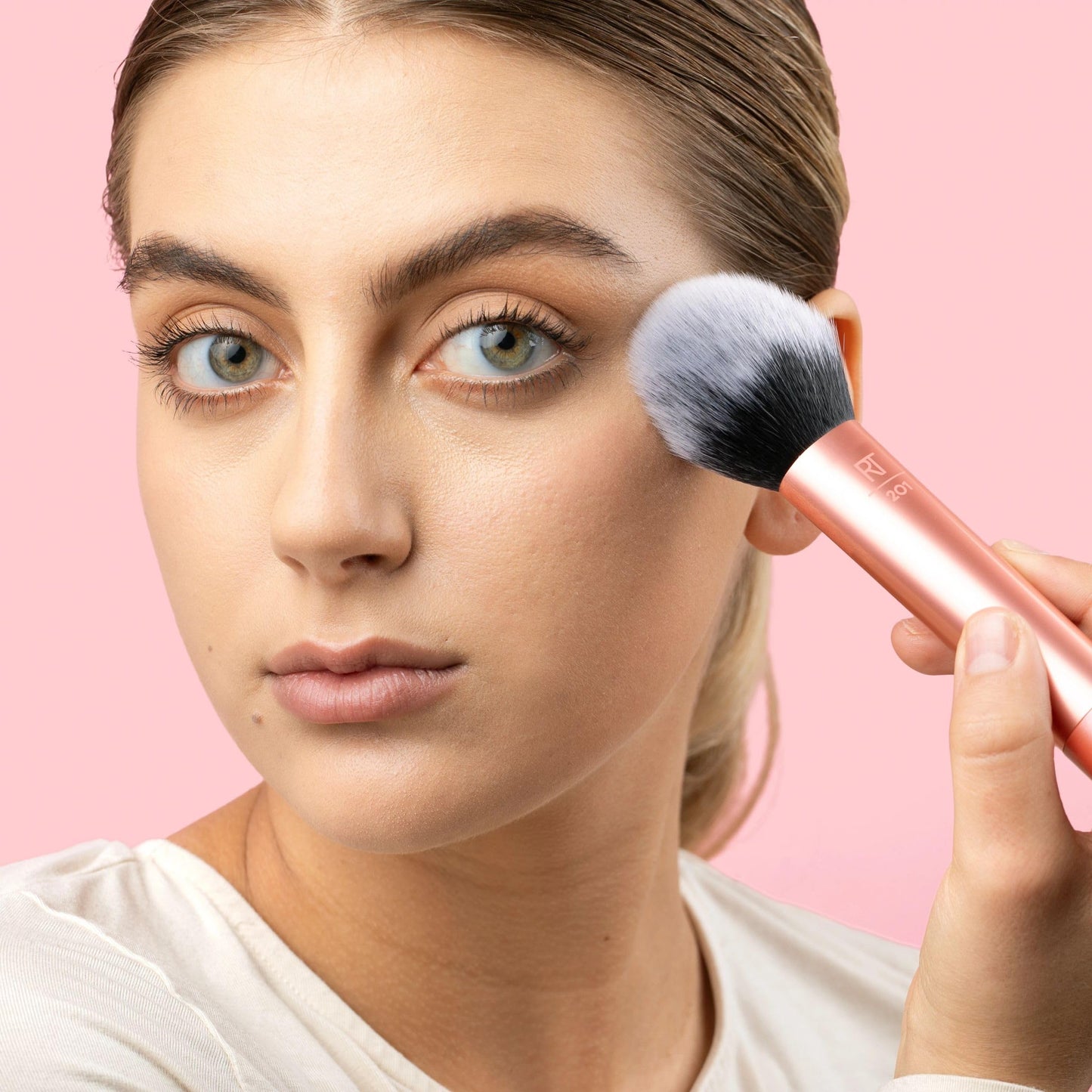 Real Techniques Ultra Plush Powder Makeup Brush, For Setting Powder, Bronzer, & Blush, Sheer, Buildable Coverage, Large, Fluffy Powder Brush, Vegan Beauty & Personal Care Real Techniques