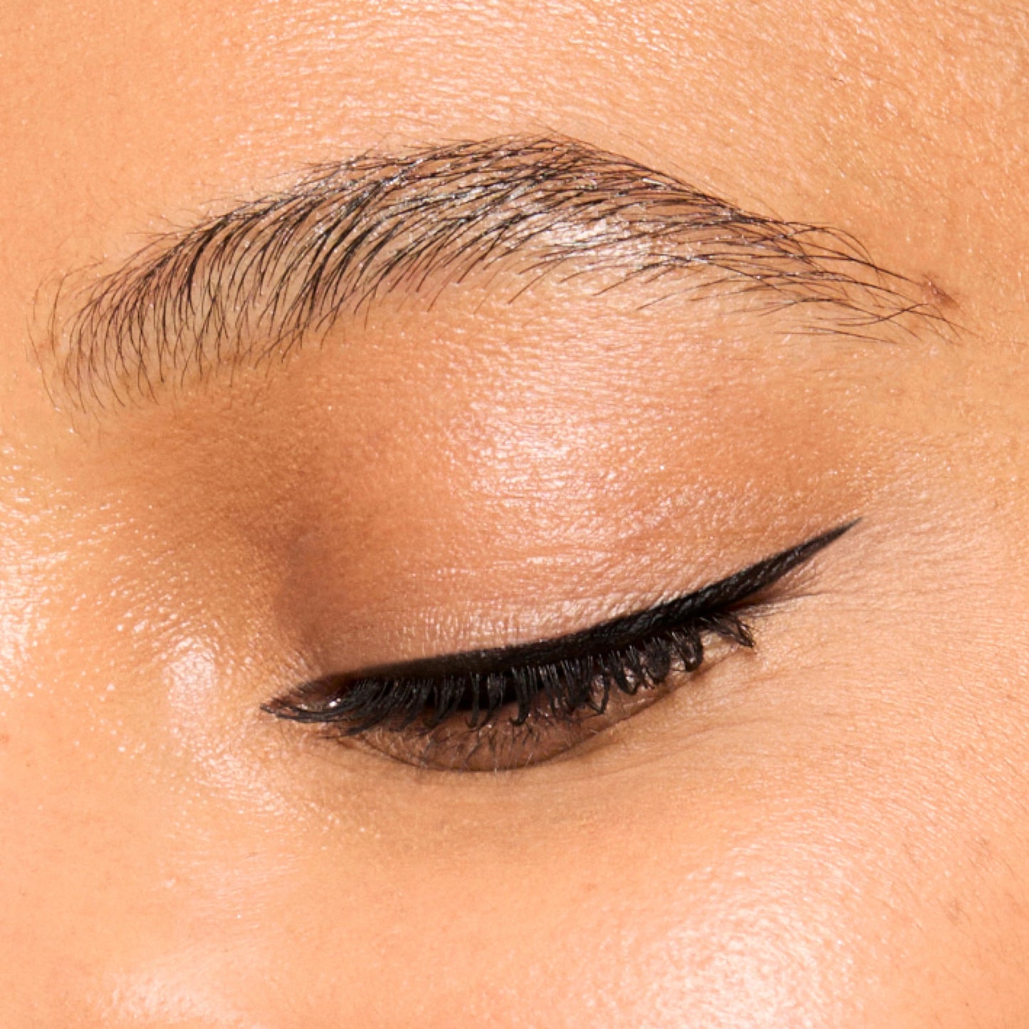 Honest Beauty Longlasting Liquid Eyeliner | Smudge + Flake Proof, Precise Application | Hypoallergenic, Vegan, + Cruelty Free | Black, 0.58 fl oz Beauty & Personal Care Honest Beauty