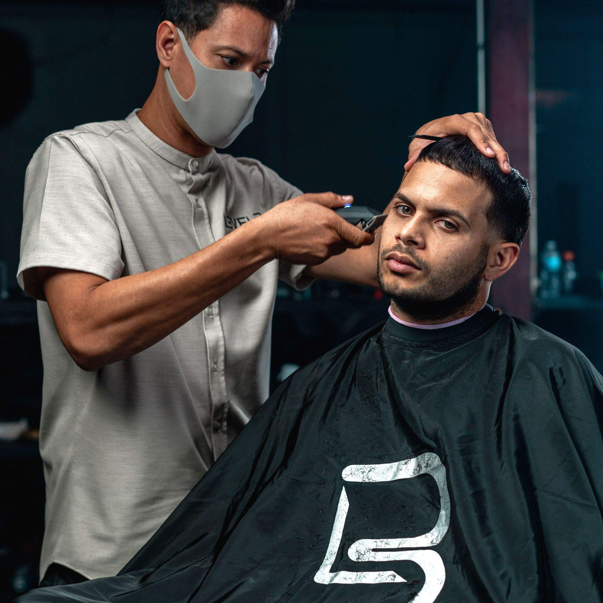 L3 Cape & Apron Kit - Universal Size - Comfortable with Adjustable Neck Closure - for Barbers and Hair Stylist - Universal Size Fits Men and Women