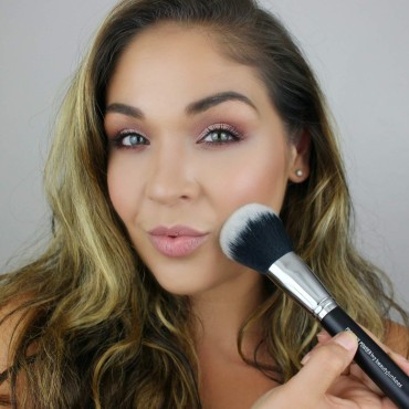 Large Finishing Powder Makeup Brush - Big Fluffy D...