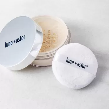 Lune+Aster PowerFinish Translucent Loose Powder - Talc-free, translucent loose powder blurs pores, sets makeup and helps control shine for a soft-focus effect